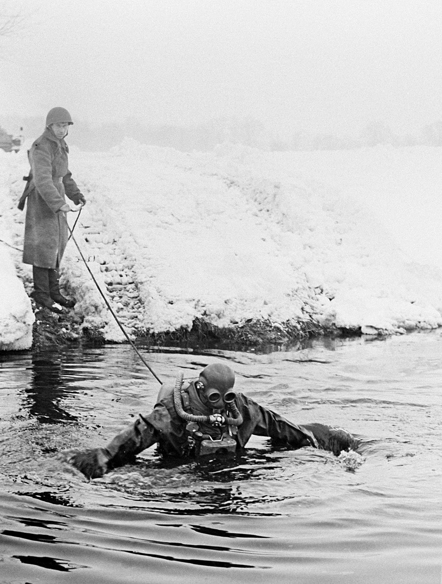 Совјетски ронилац и обавештајац на војној вежби у Источној Немачкој.