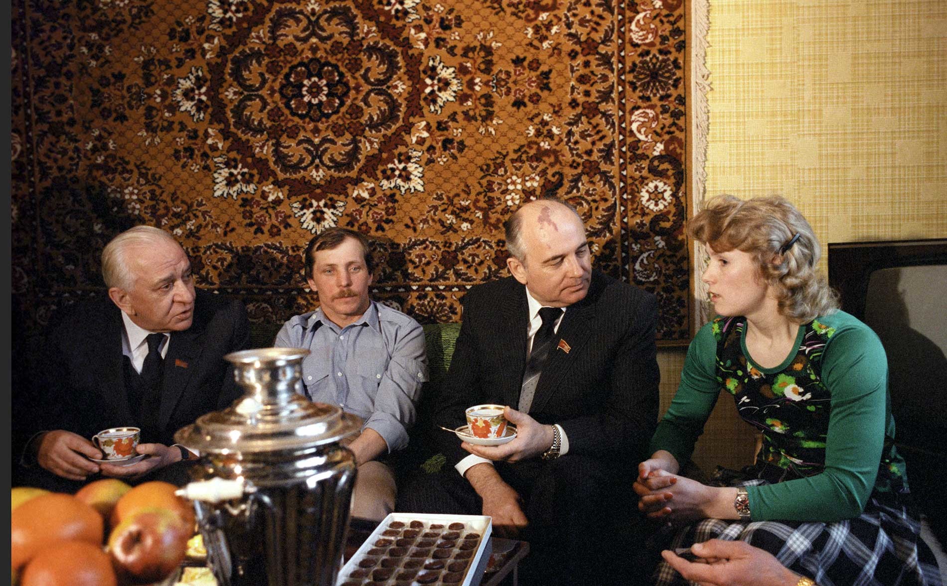 Luxury of Perestroika: Mikhail Gorbachov (second from right) drinking tea