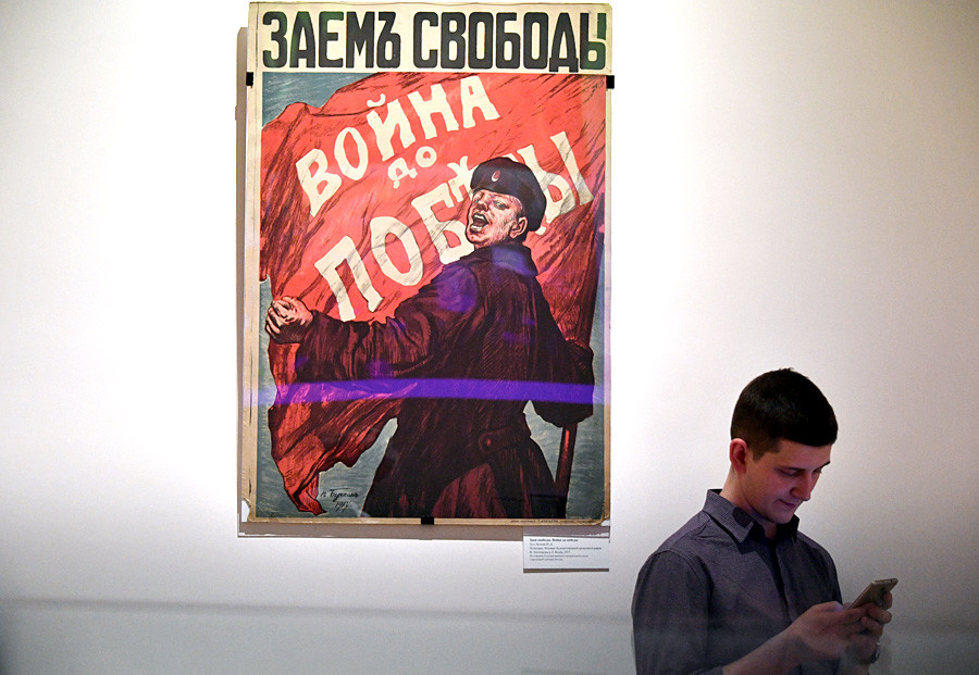 Visitante de la exposición “1917. El Código de la Revolución” en el Museo Estatal Central de Historia Contemporánea de Rusia.