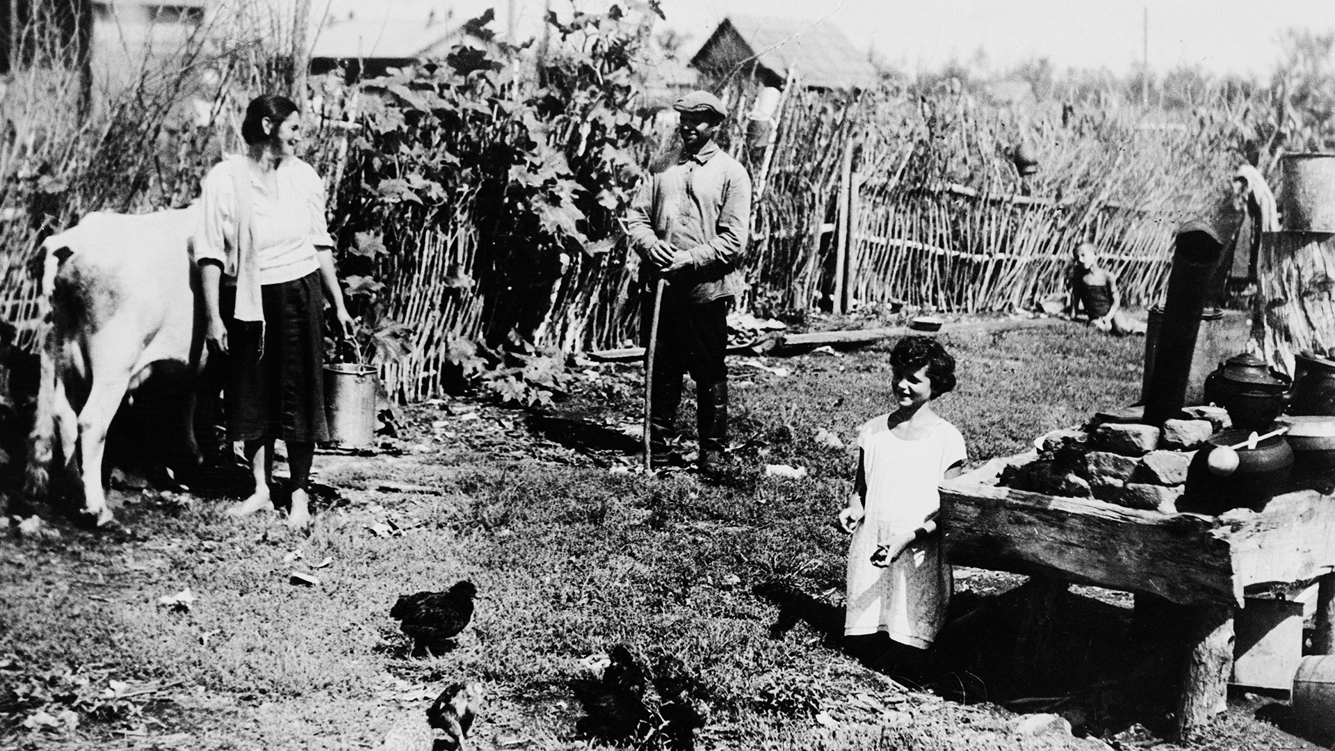 集団農場のミハイル・ゲフェン、妻のセイナと娘、ビロビジャン
