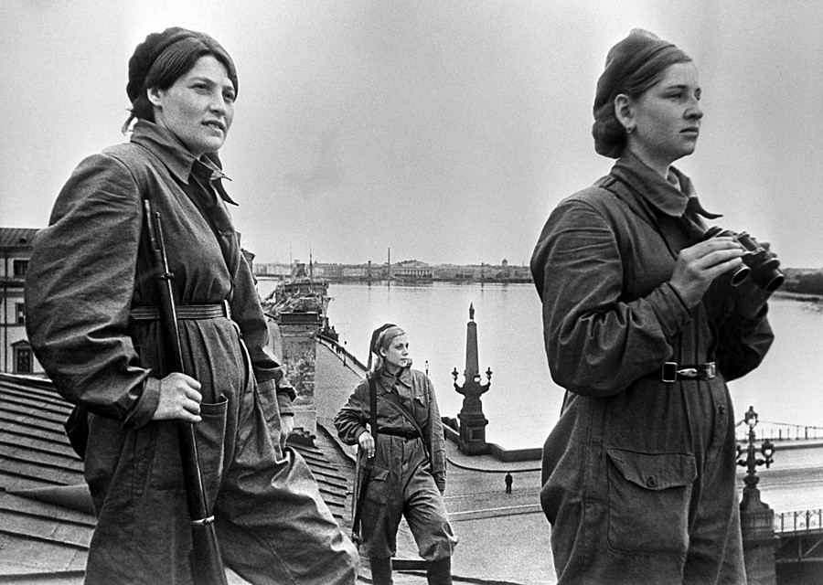 El sitio de Leningrado. Mujeres soldado mientras prestan servicio en un tejado.