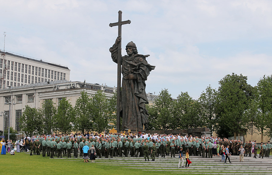 Участници в литургия около паметника на княз Владимир в Москва в Деня на покръстването на Русия.
