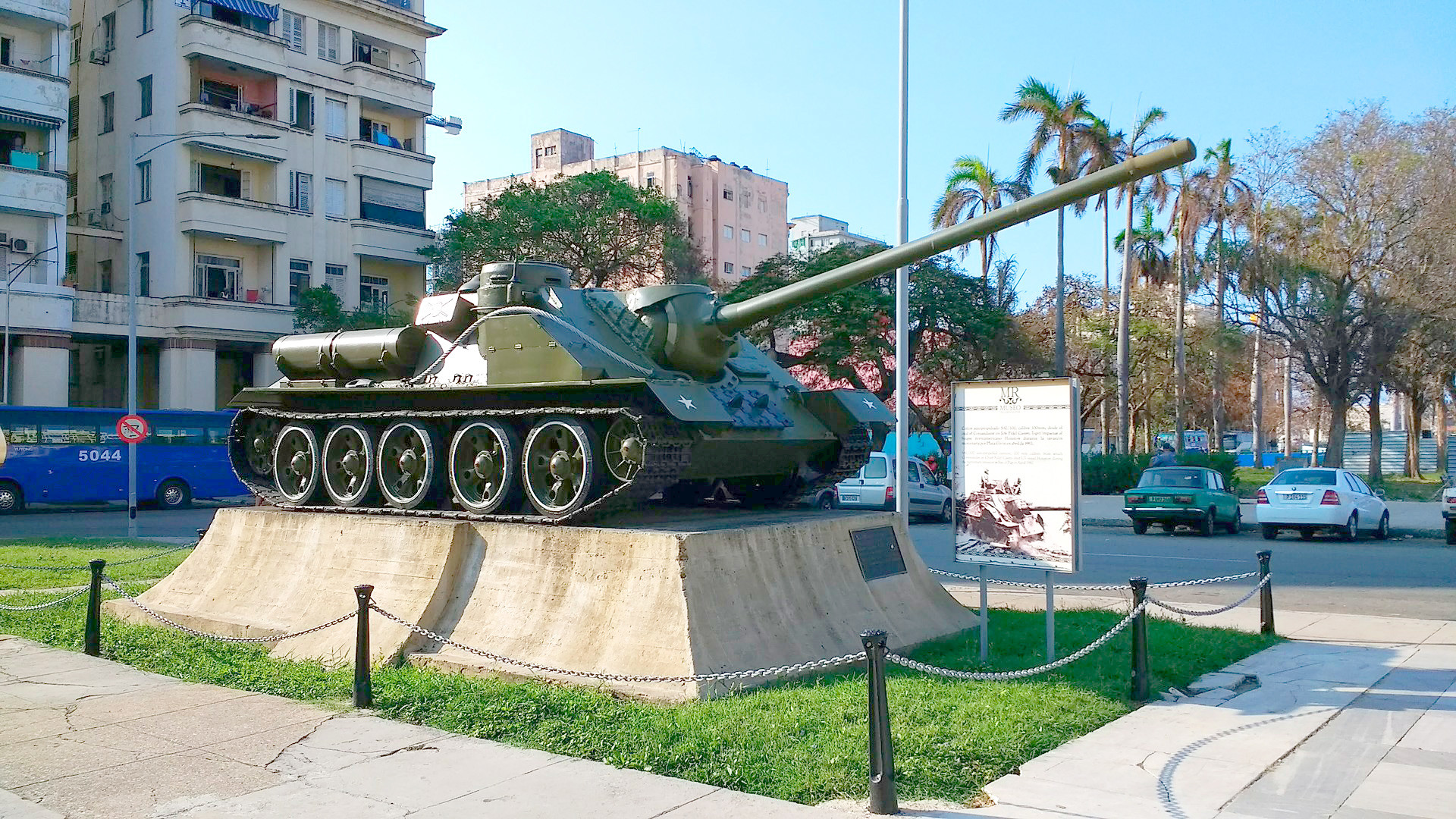 Su-100 usado por Castro para bombardear al “Houston”. La Habana.