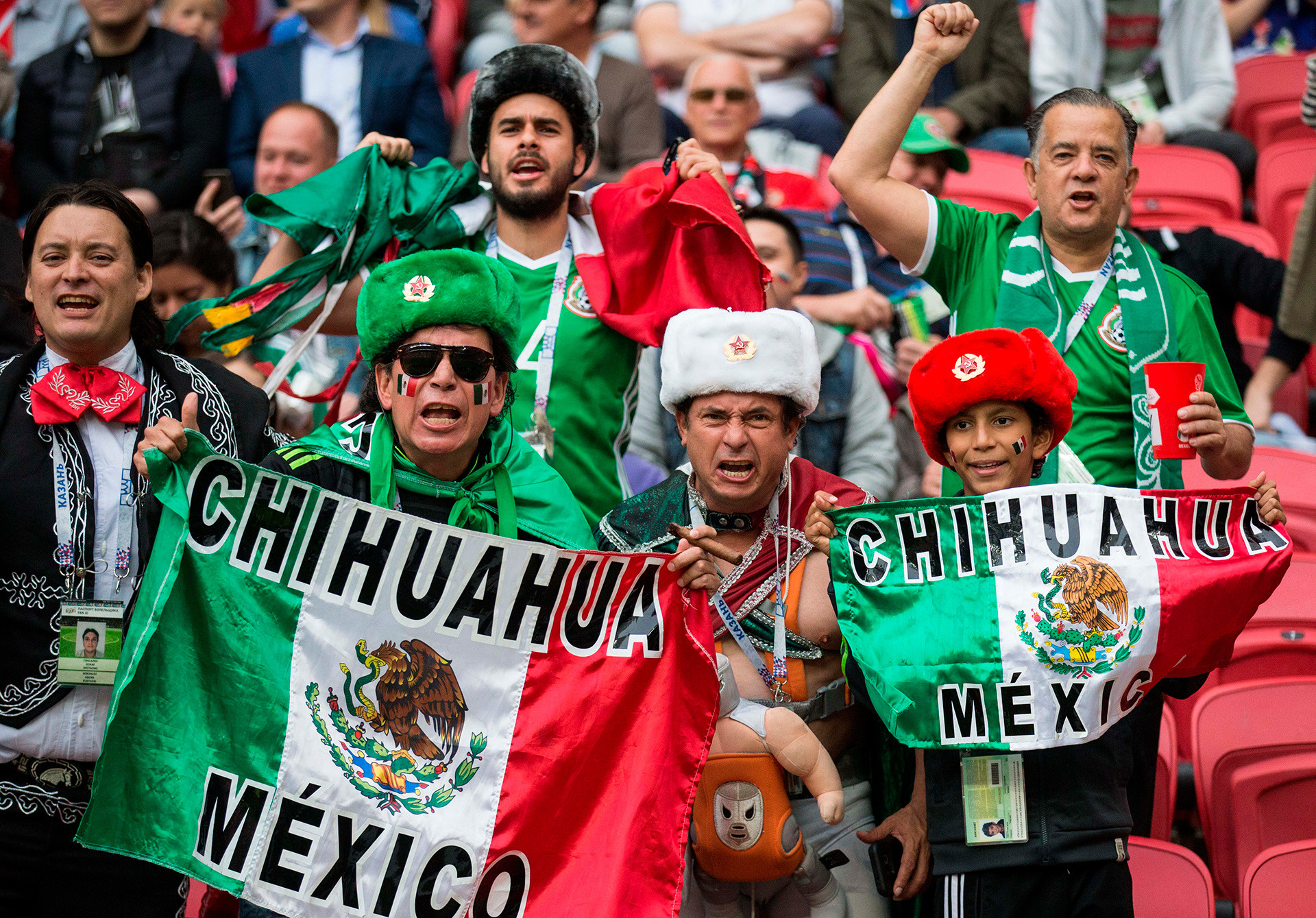 Hinchas mexicanos durante ek partido entre Rusia y México en la Copa de Confederaciónes 2017,
