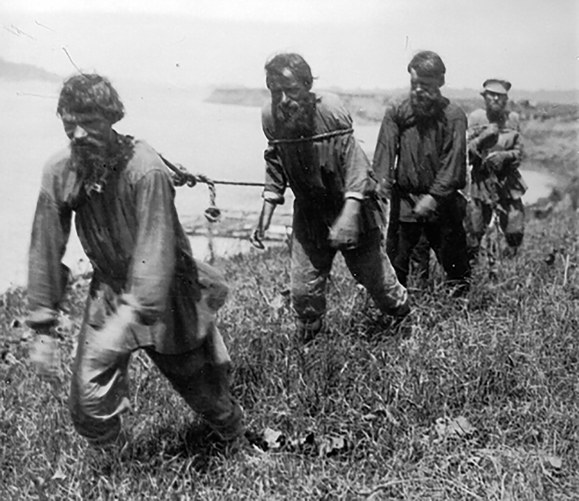Photo of barge haulers on the Volga, 1900s