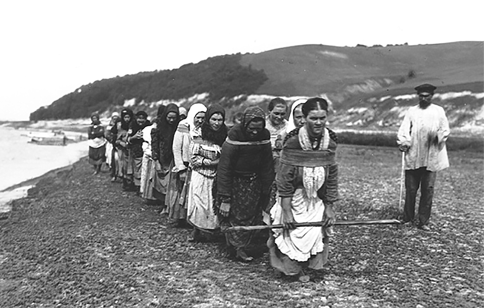 Female barge haulers, 1900s