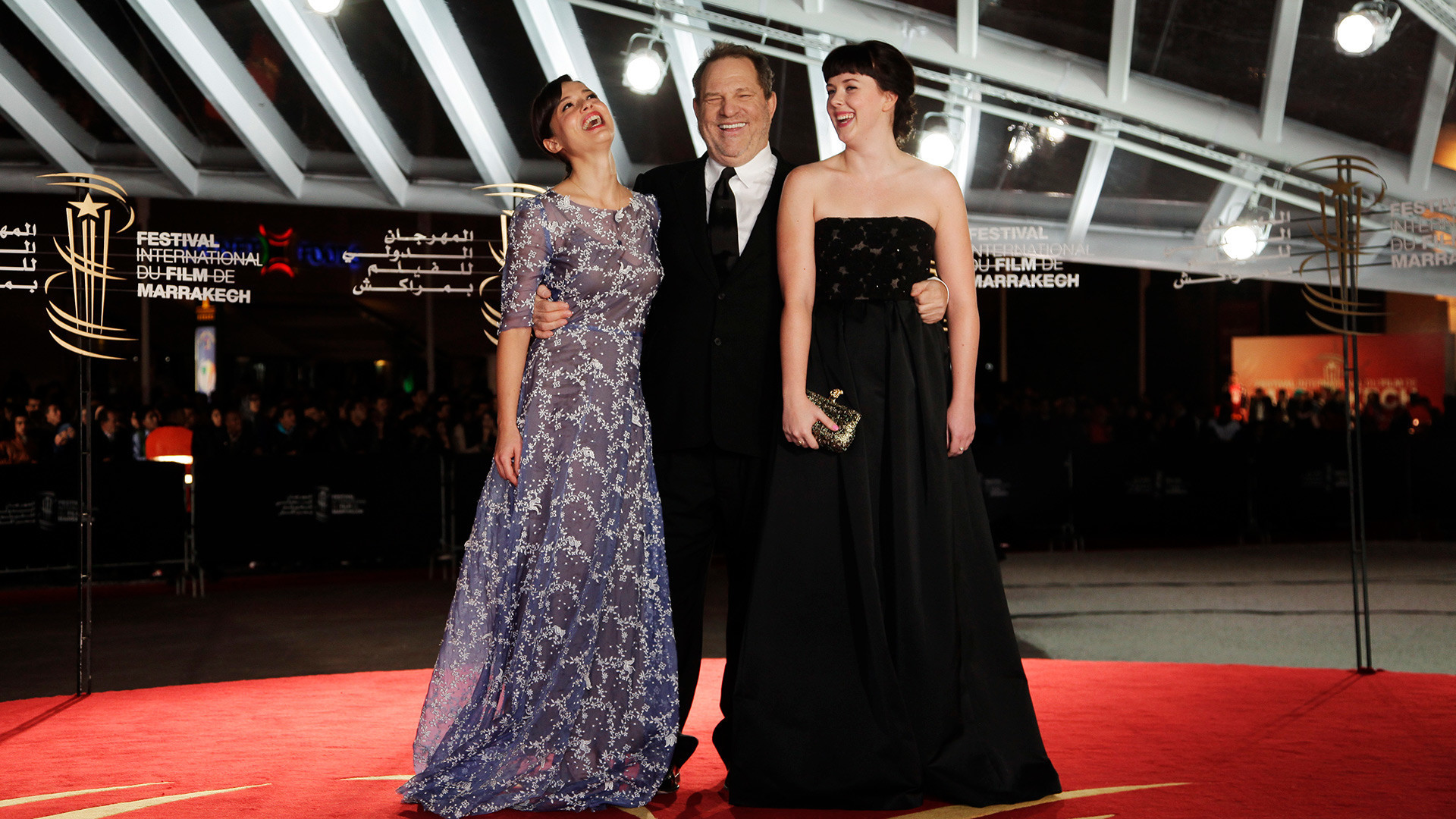 O produtor Harvey Weinstein durante o 13º Festival Internacional de Cinema de Marrakesh com as atrizes Valeria Bilello (esq.) e Alexandra Roach (dir.).