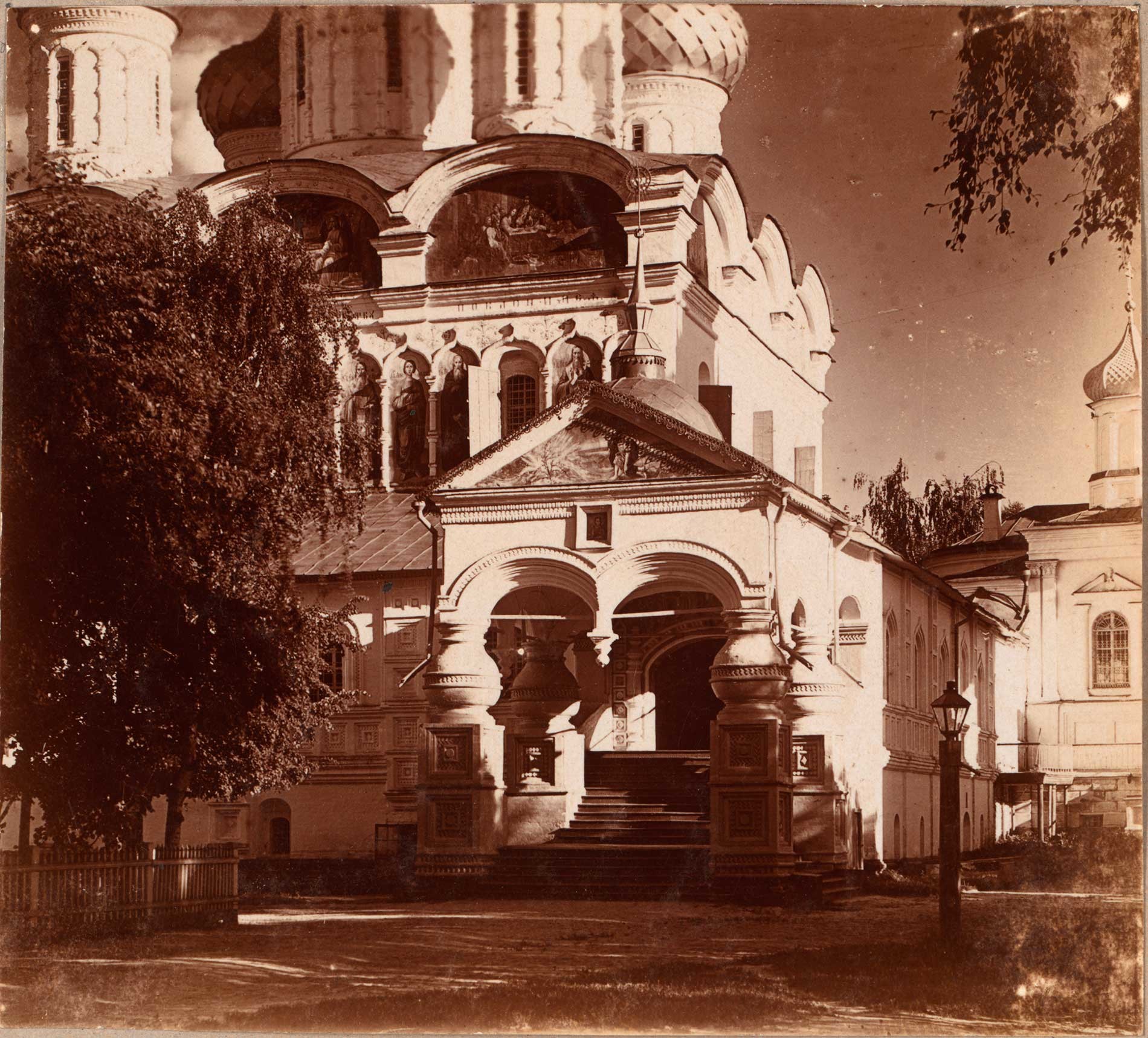 Trinity-Ipatiev Monastery. Trinity Cathedral, northwest corner with porch & stairs to west gallery. Summer 1910.