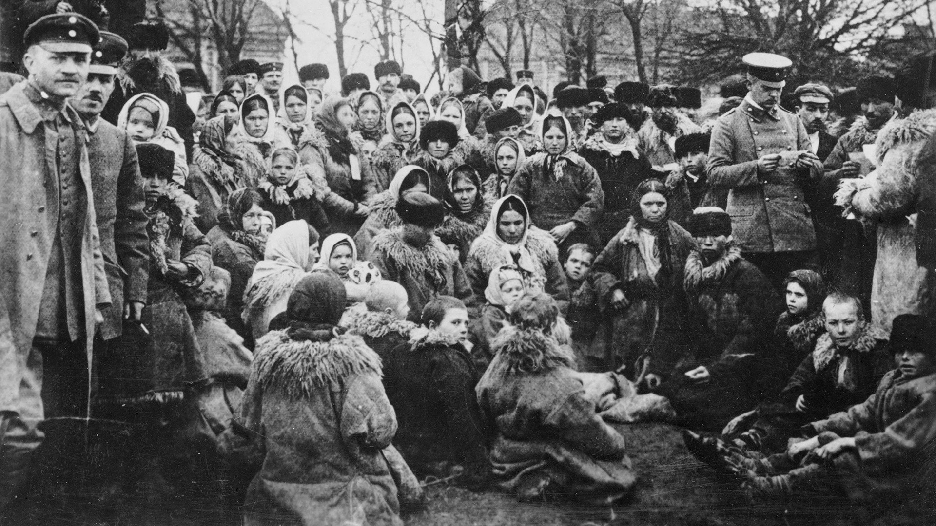 Refugiados judíos en el aire libre en Rusia.