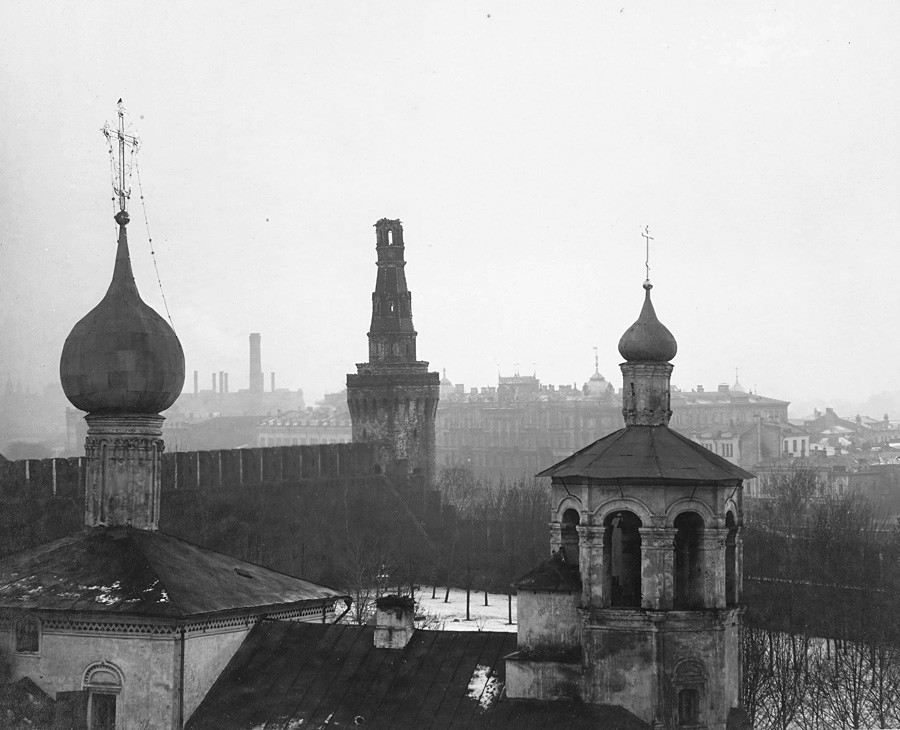 Црква светог Константина и Јелене и Беклемишевска кула после артиљеријског напада на Московски кремљ, 5-16. новембар 1917.
