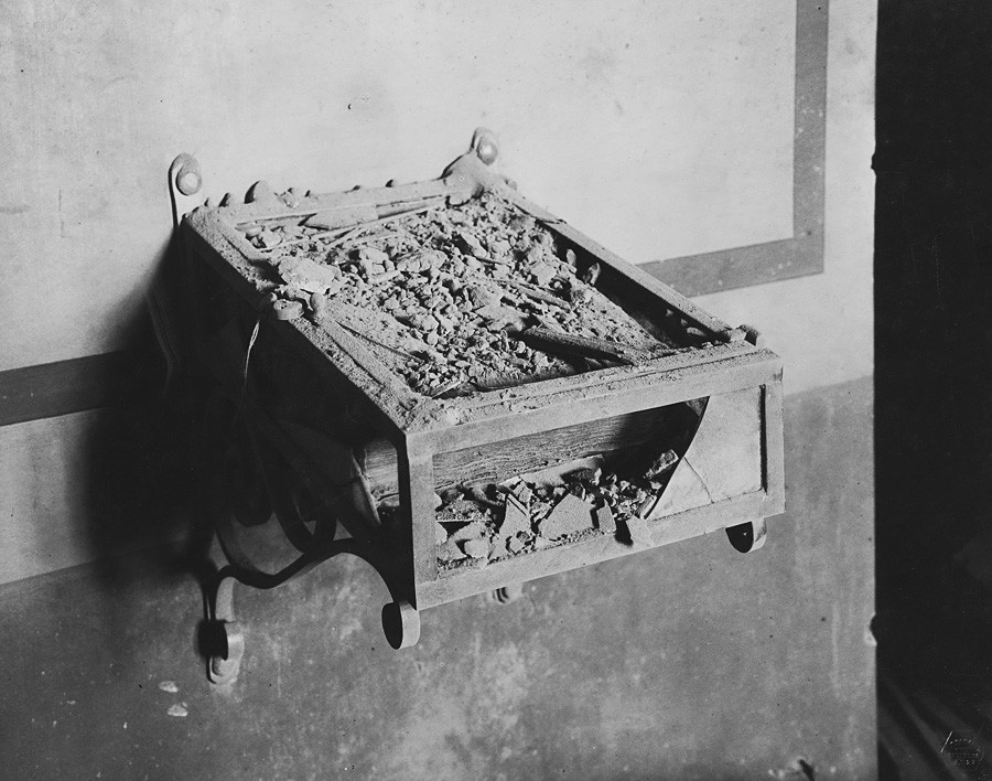 Разбијено стакло у коме се налазило Мстиславово јеванђеље у Патријаршијској ризници. 14. новембар 1917.