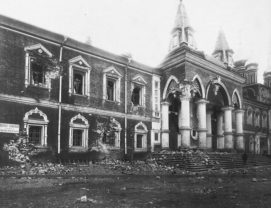 Complexo principal e a Igreja do Mosteiro do Milagre após bombardeio do Kremlin. Foto P.P. de Pavlov. 5 a 16 de novembro de 1917. Museu do Kremlin de Moscou.