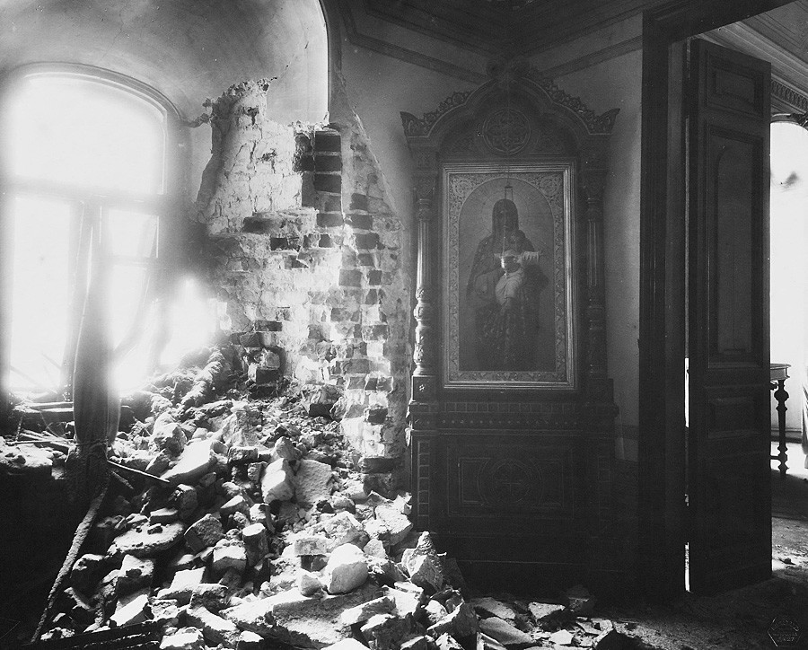 As Câmaras do Metropolitano do Mosteiro do Milagre após o bombardeio ao Kremlin. Janelas na sala da frente totalmente destruídas. Foto de P.P. Pavlov. 5 a 16 de novembro de 1917.