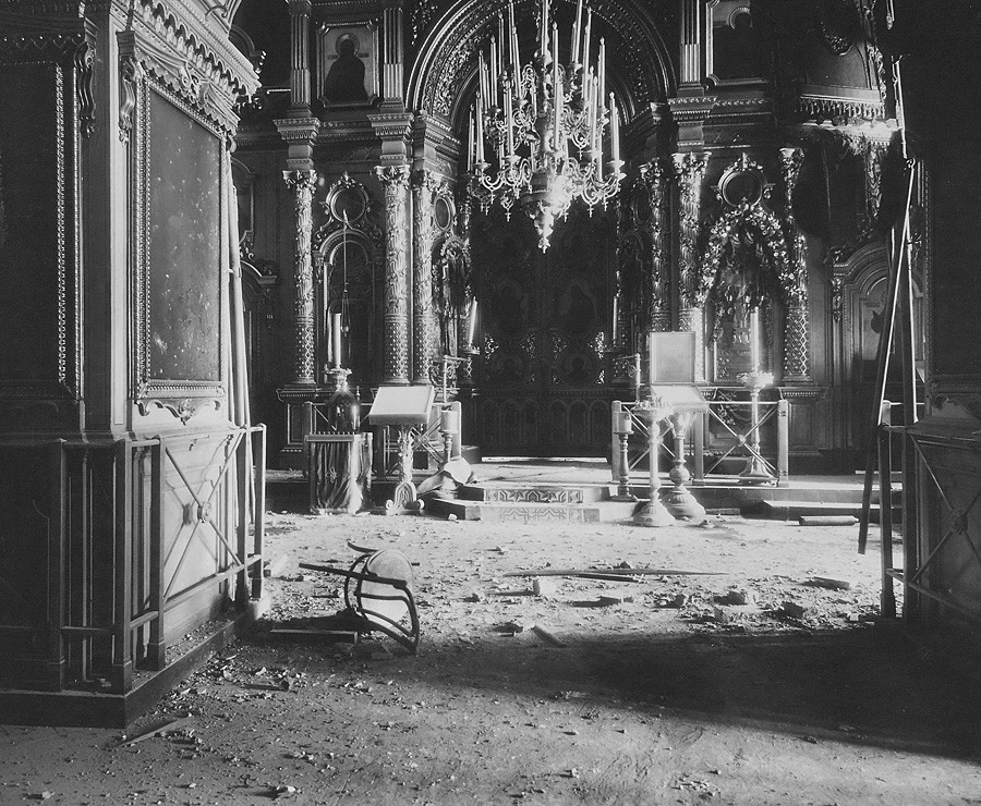 Interior da Catedral dos Doze Apóstolos após bombardeio ao Kremlin. Imagem do altar. Foto de P.P. Pavlov. 5 a 16 de novembro de 1917.