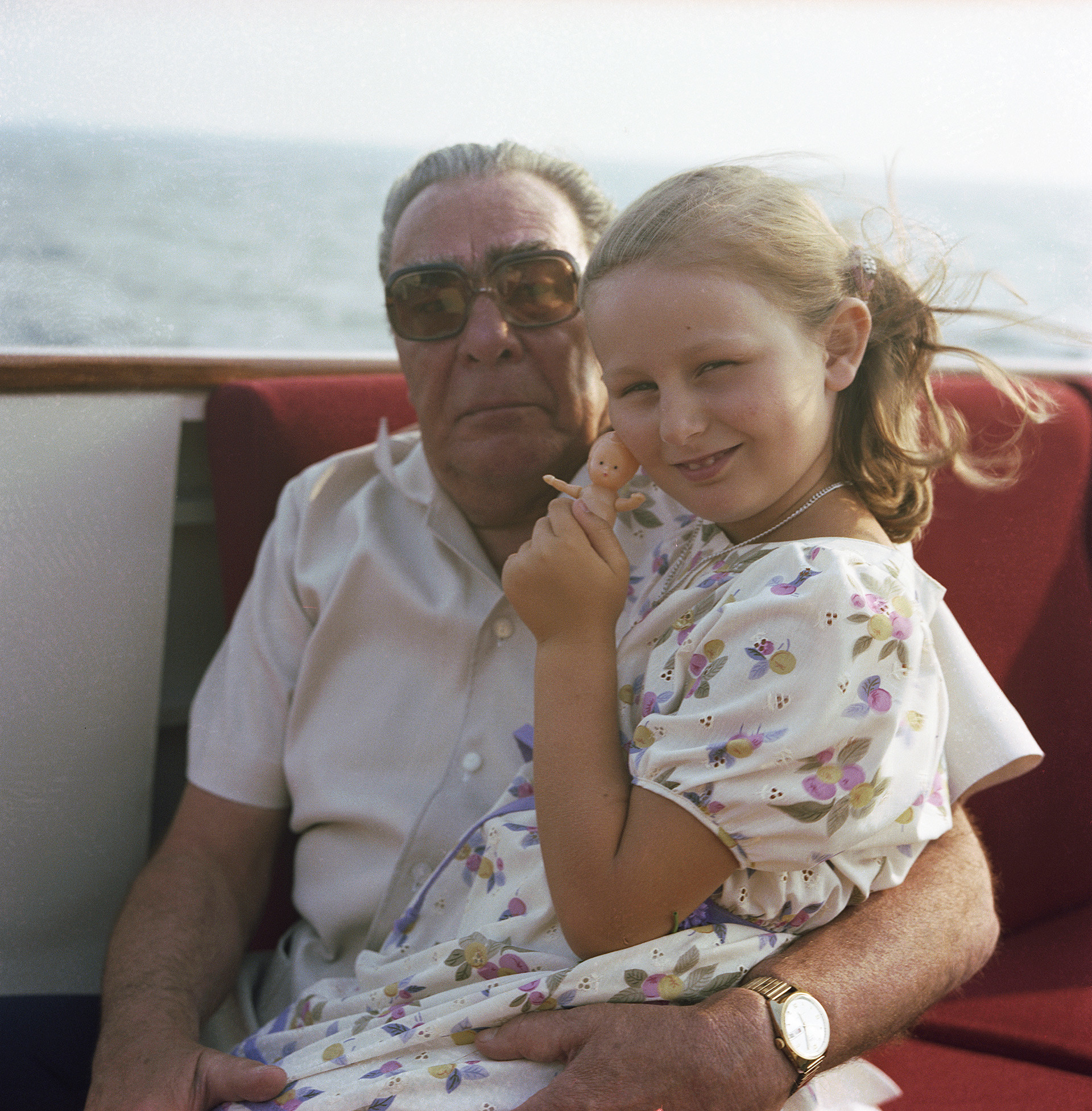 Leonid Breschnew 1981 mit seiner Enkelin Galina - ebenfalls im Uralub auf der Krim.