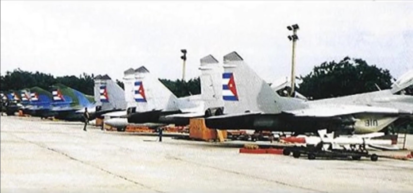 Tres MiG-29 Fulcrum en la base de San Antonio, La Habana, junto a los MiG-23MF y MiG-21bis.