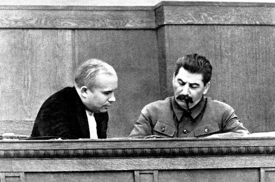 Khruschov e Stálin em 1936
