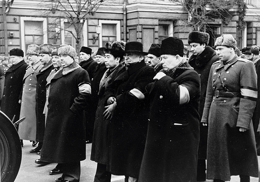 Moskau, 1953, Beerdigungszeremonie für Stalin: Wjatscheslaw Molotow (ganz links), Lawrentij Berija (3.v.r.) und Nikita Chruschtschjow (ganz rechts)