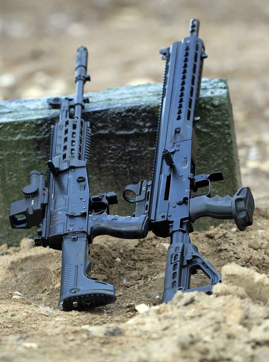 Senapan serbu AK-12 dan senapan Saiga 12.