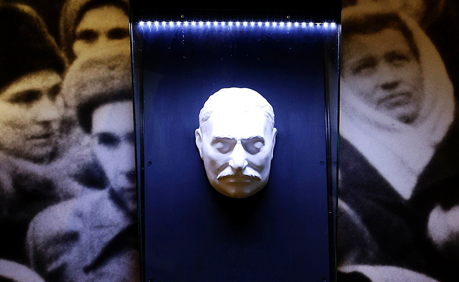 Посмртна маска Јосифа Стаљина на изложби „Човек и власт од 19. до 21. века” у Музеју руске политичке историје у Санкт Петербургу.
