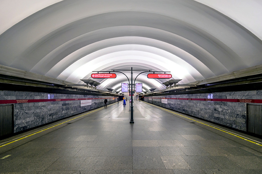 Estación Plóshchad Múzhestva del metro de San Petersburgo.