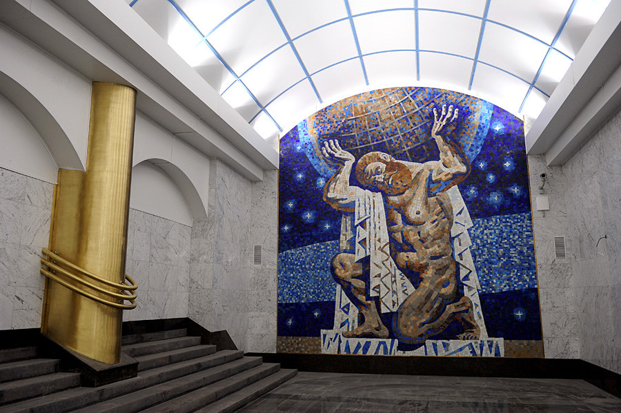 Panel incrustado en la estación Mezhdunaródnaia del metro de San Petersburgo.
