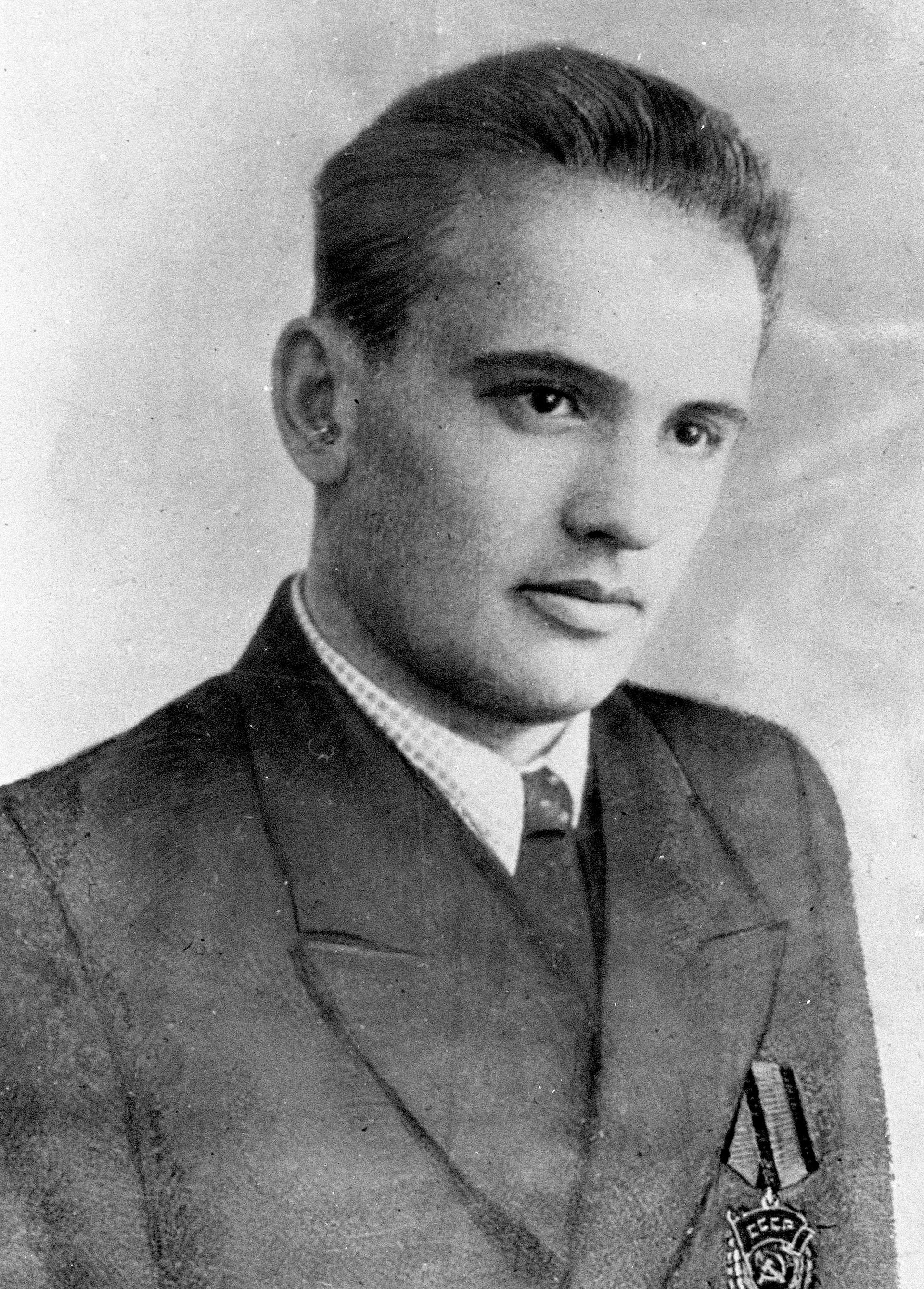 бунин 1915. сергей владимирович михалков в юности. ленин 1887. владимир маяковский. горбачев в молодости.