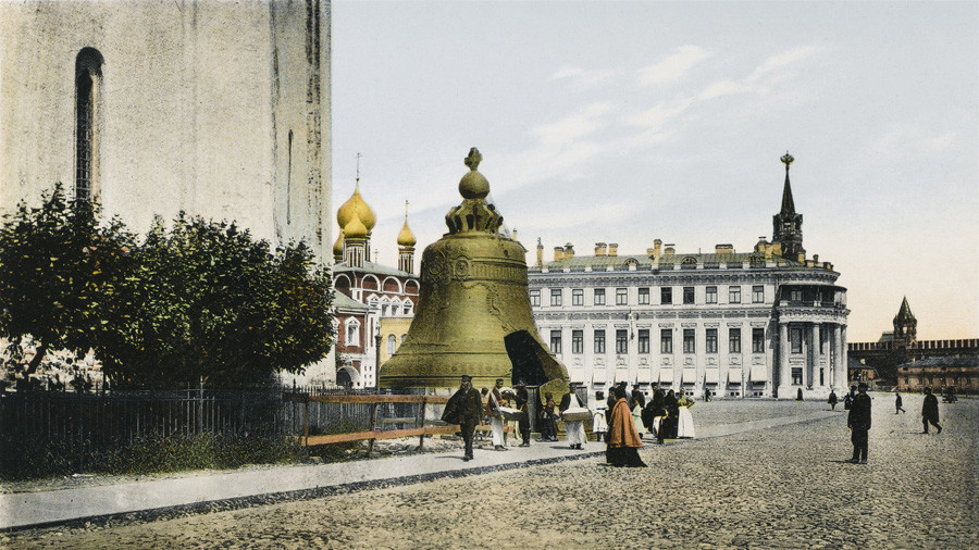 Царски трг у Кремљу и цар-звоно почетком 1900-их. 