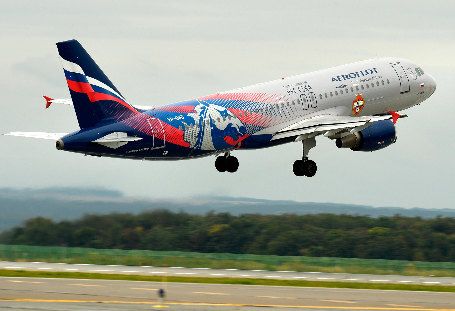 Pesawat Airbus-A320 milik Aeroflot lepas landas di Bandara Internasional Kazan.