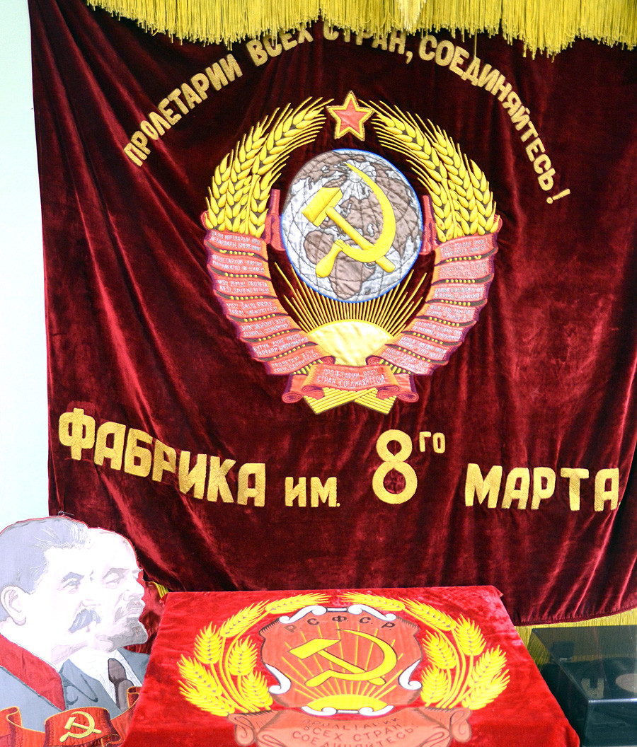 Erst in der Sowjetunion wurde die Goldstickerei richtig verstaatlicht: Das Bild zeigt den Banner der Goldstickerei-Schule 
