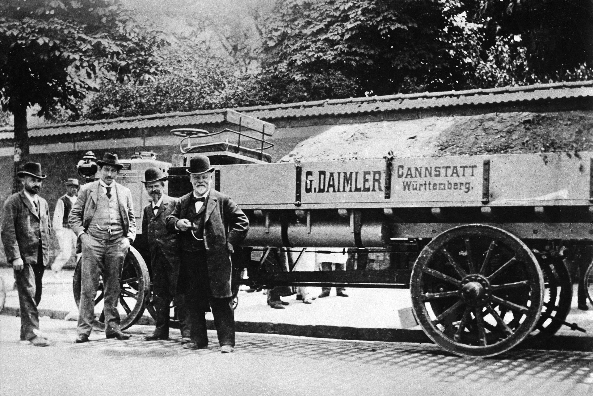 Готлиб Даймлер до своя моторен камион по време на демонстрация в Париж, 1886 година.