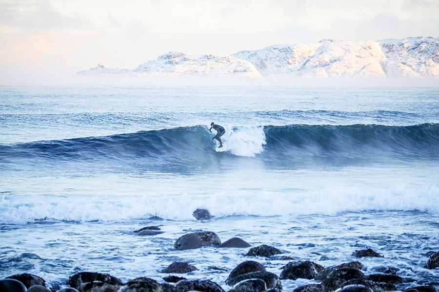 Muitos estrangeiros surfam na península do Kamtchatka.