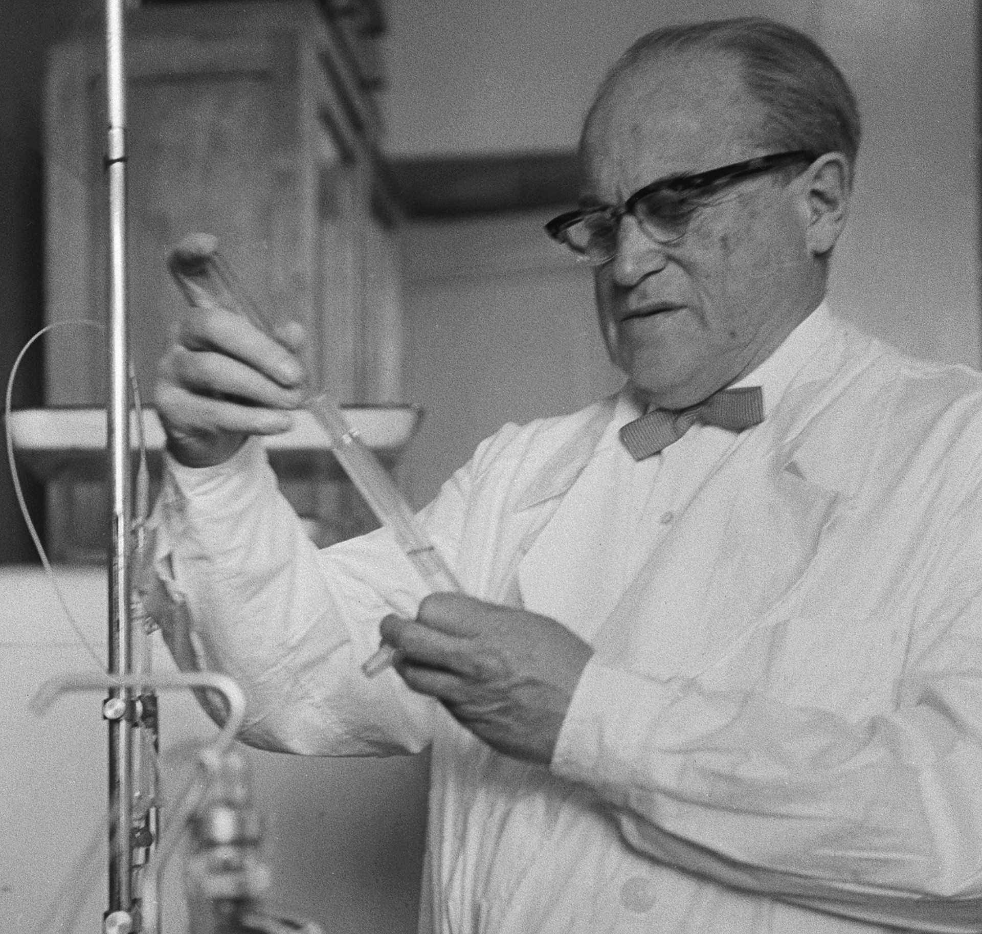 Lev Zilber working in a laboratory of the Scientific Research Institute of Epidemiology and Microbiology
