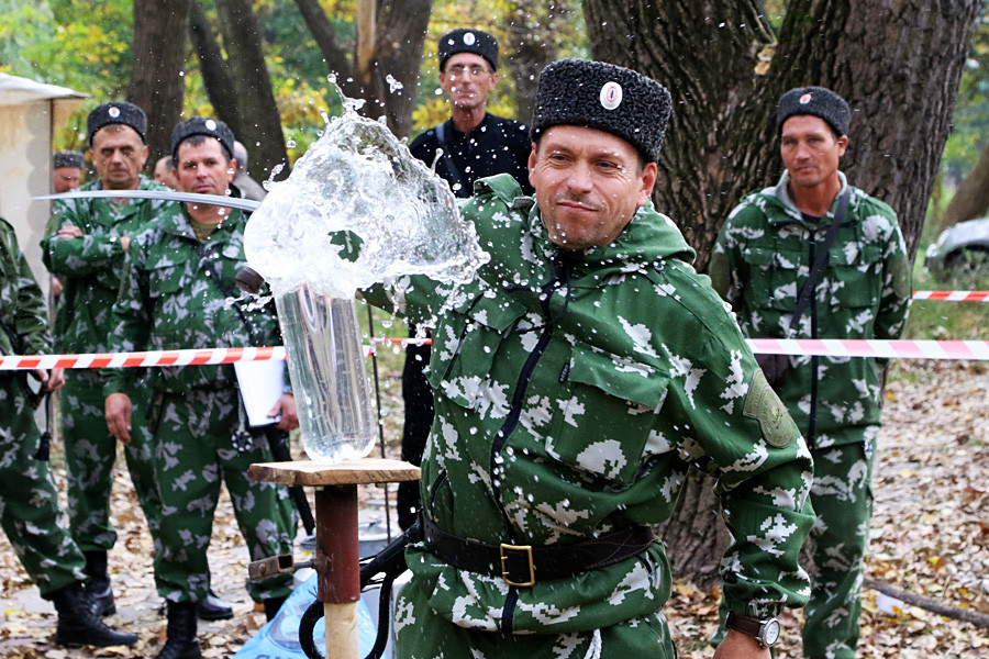 Казаци от Кримската окръжна казашка общност по време на състезание по шашка в Крим.