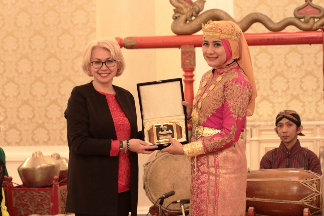 Wakil Pertama Menteri Kebudayaan Republik Tatarstan Elvira Rafailevna Kamalova (kiri) dan Darwati Abdul Gani, istri gubernur Aceh.