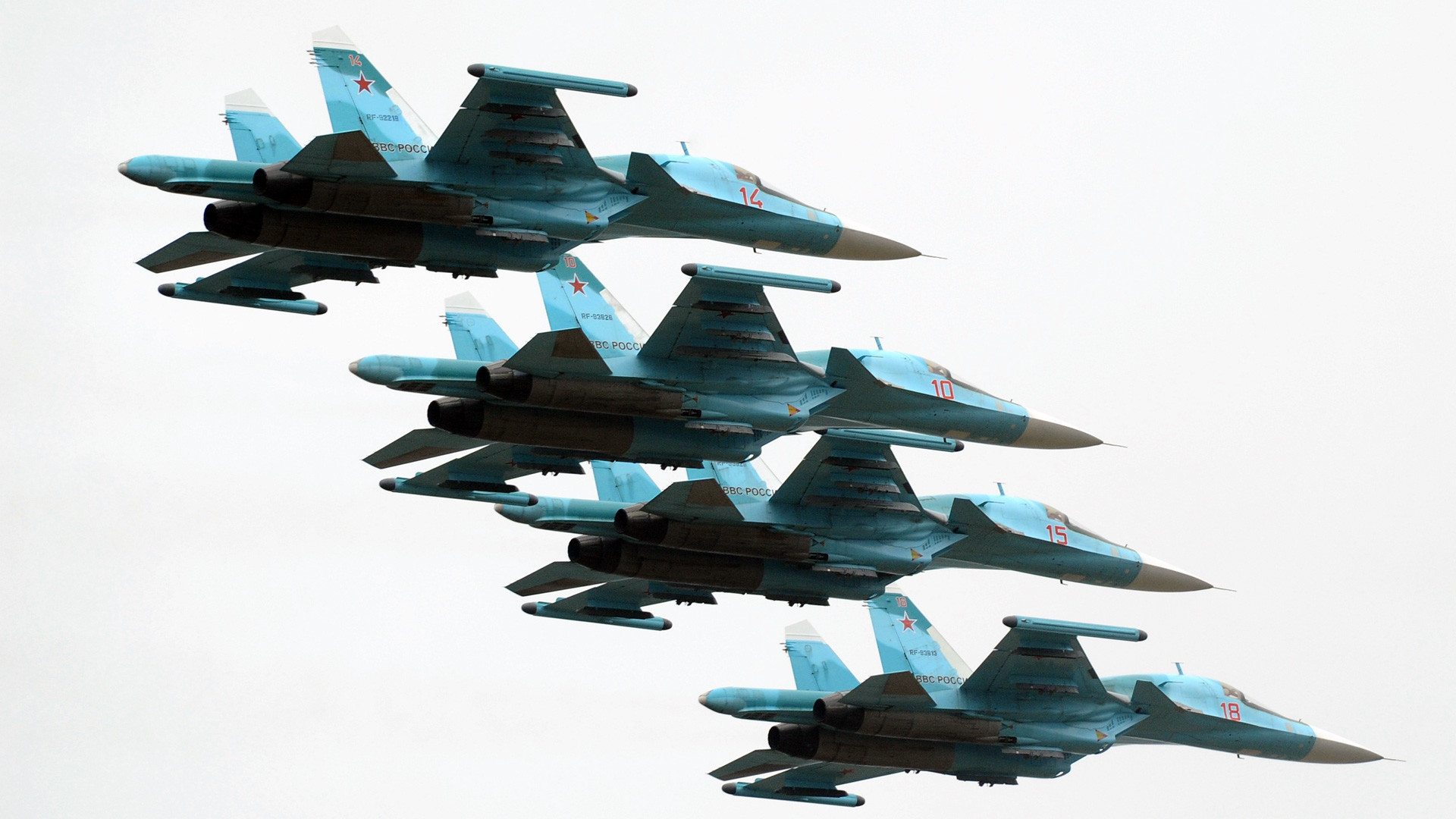 Bomber Su-34 saat perayaan 75 tahun dibentuknya Pasukan Pertahanan Udara Rusia Keempat.