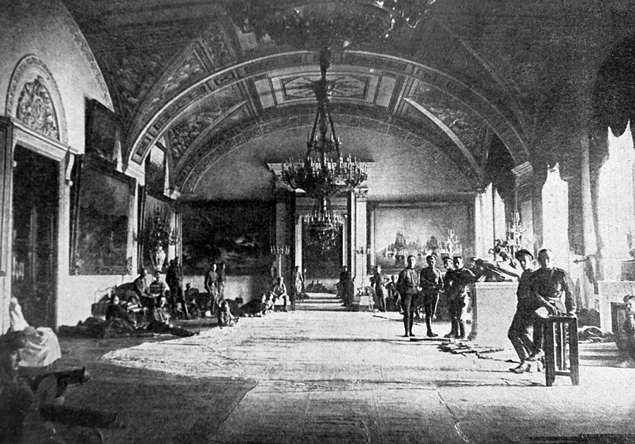 Ноември 1917 г.; поддръжници на временното правителство в Зимния дворец. Санкт Петербург (Петроград/Ленинград)
