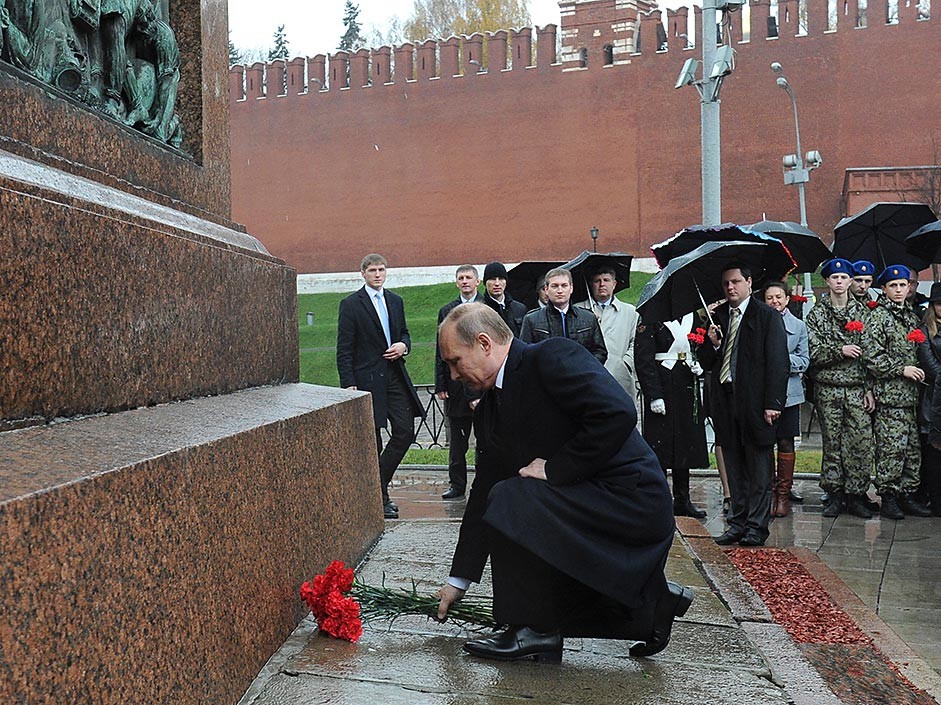 4. November 2013: Der russische Präsident Wladimir Putin legt am Minin-und-Poscharski-Denkmal am Roten Platz in Moskau Blumen nieder.