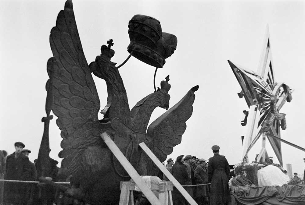 A two-headed eagle removed from a tower of the Moscow Kremlin and one of the four stars that will be installed on the Kremlin towers in 1935