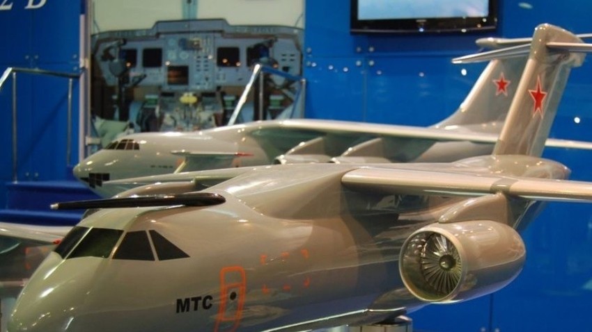 Maketa večnamenskega transportnega letala Il-214 na sejmu MAKS-2009.