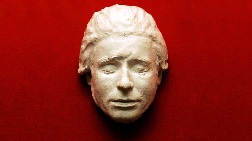 Máscara de morte de Serguêi Iessênin em sua casa-museu, em Konstantinovo