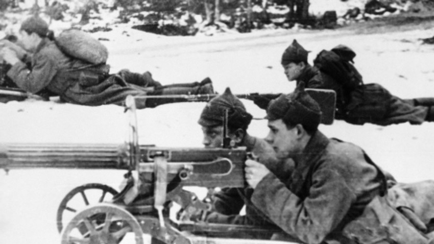 Vojak Rdeče armade z mitraljezom v snegu v Kareliji. Že na začetku vojne je temperatura padla na – 30 °C, a je sovjetsko vodstvo načrtovalo konec vojne že v nekaj tednih.