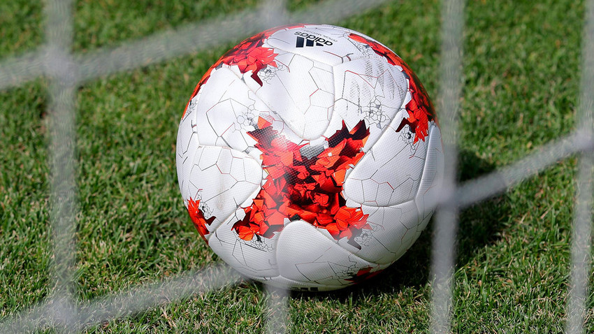 Berbeda dengan bola Adidas Krasava (di foto) yang digunakan untuk Piala Konfederasi 2017, desainernya memutuskan untuk menggunakan kembali warna hitam dan putih, bukan warna-warna mencolok.