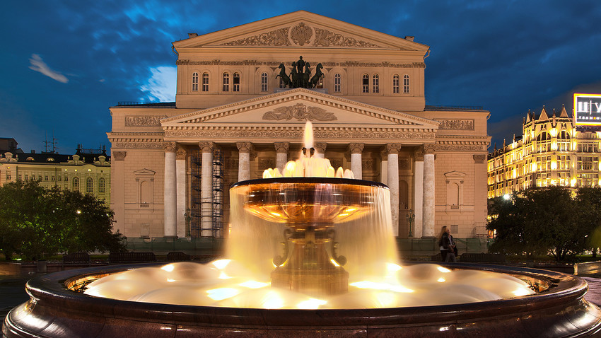 Teatro Bolshoi atrai milhares de turistas todos os anos. 