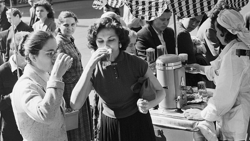 Na Moscou soviética, pessoas compravam água carbonatada em dia quente de verão.