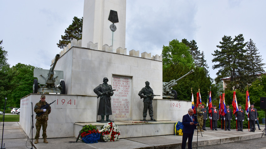 Fotografija z letošnje slovesnosti pri spomeniku ob dnevu zmage, 9. maj 2017