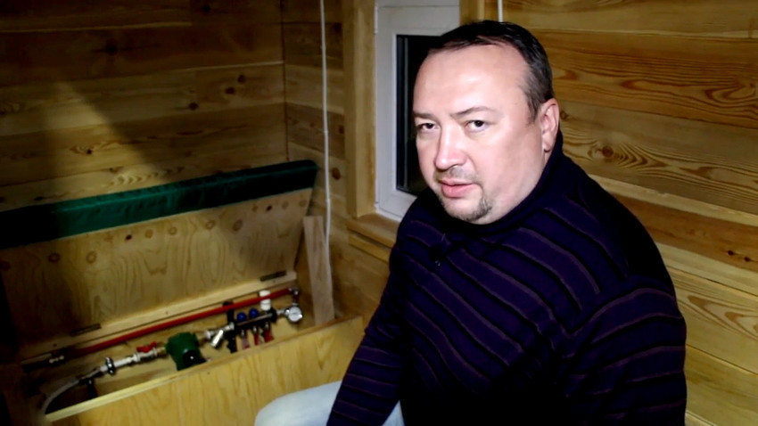 Poduzetnik iz Irkutska, Ilja Frolov smatra kako se otpadna toplina nastala od rudarenja Bitcoina ne bi trebala bespotrebno rasipati/Ruptly