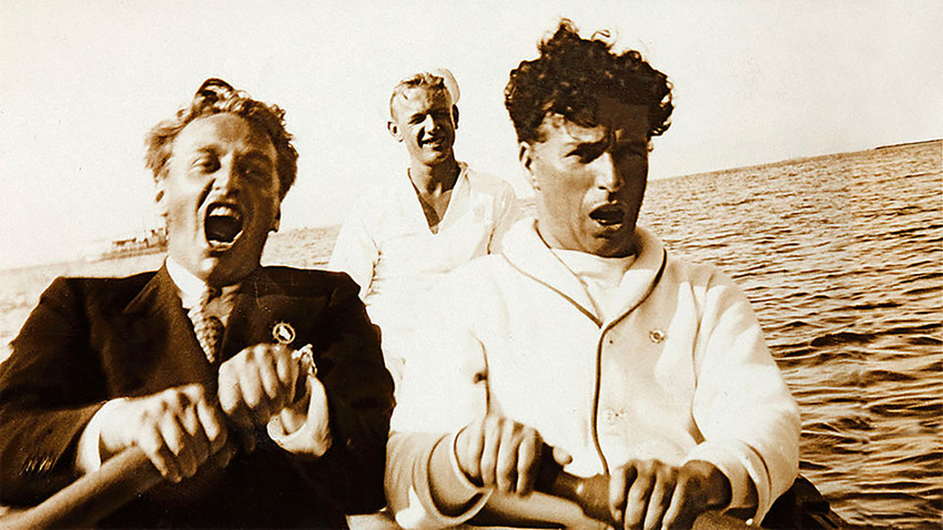 Чарли Чаплин и руските режисьори се возят на лодка в Тихия океан и пеят с пълно гърло. 