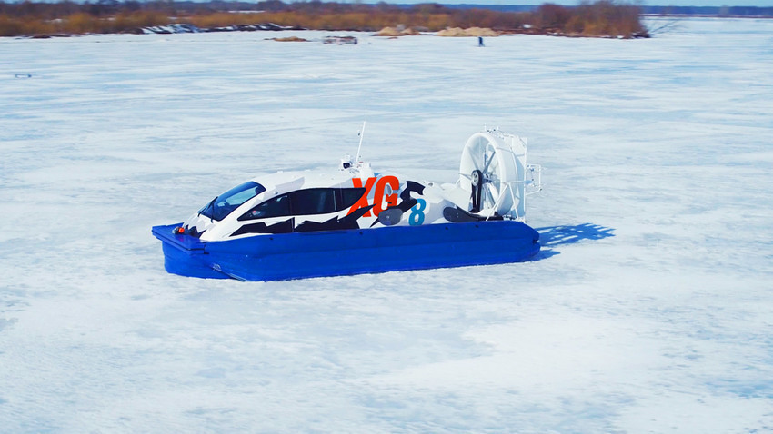 Kapal yang juga bisa menjadi mobil dan bahkan “jet di ketinggian rendah” ini mampu menerjang 750 kilometer es, lautan, salju, dan pasir hanya menggunakan satu tank bensin.
