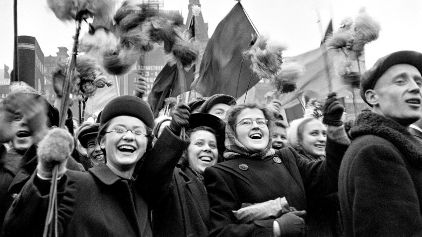 Proletários celebrando na Praça Vermelha em 1950